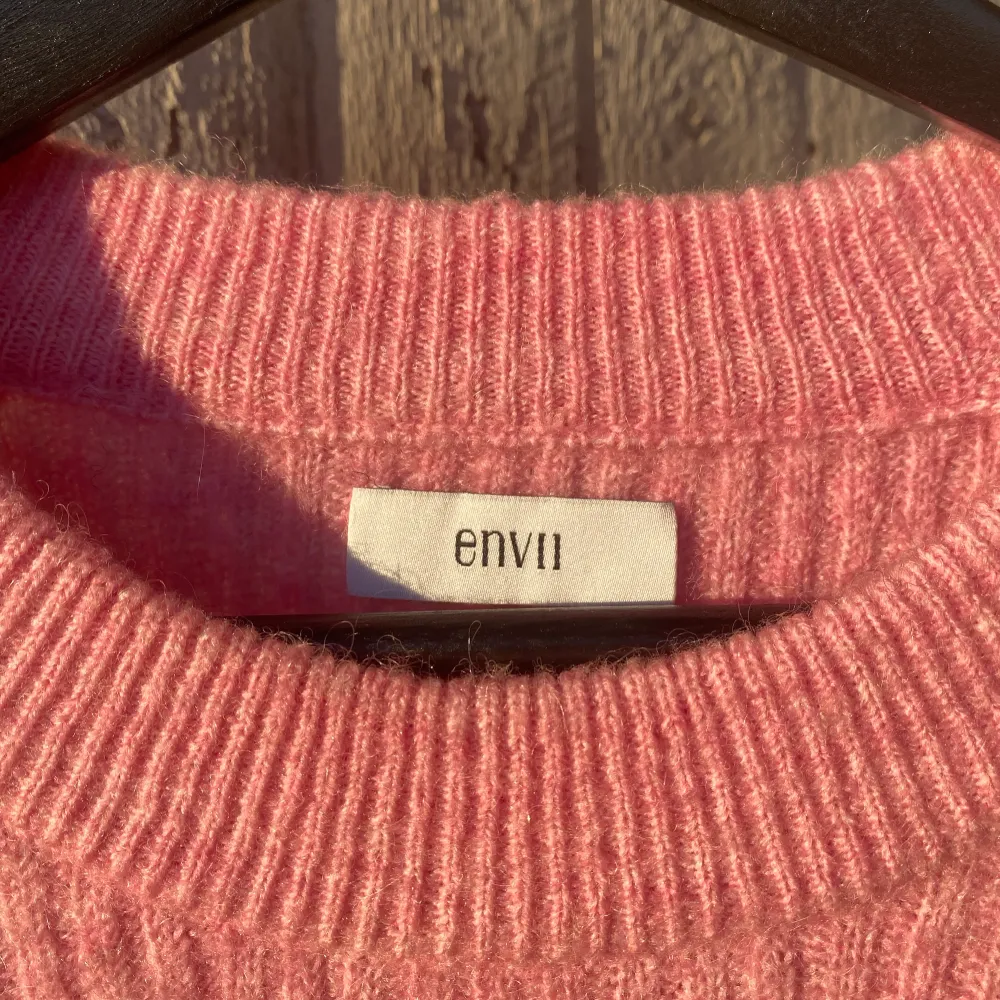 Köpte denna fina fina tröja på ENVII i Köpenhamn. Den är i SUPER skick och för övrigt väldigt bra kvalitet. Rosa och grå💕 . Tröjor & Koftor.