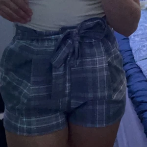 Shorts - Rutiga shorts som är SÅ luftiga. Dom är jätte sköna och hålls uppe av ett ända knytt. Frakten tillkommer!