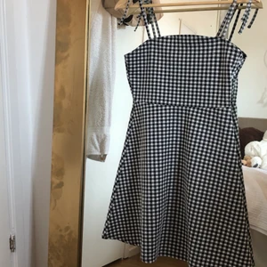 rutig klänning  - vit / svart rutig klänning! fråga om ni undrar något, köparen står för frakten:) 