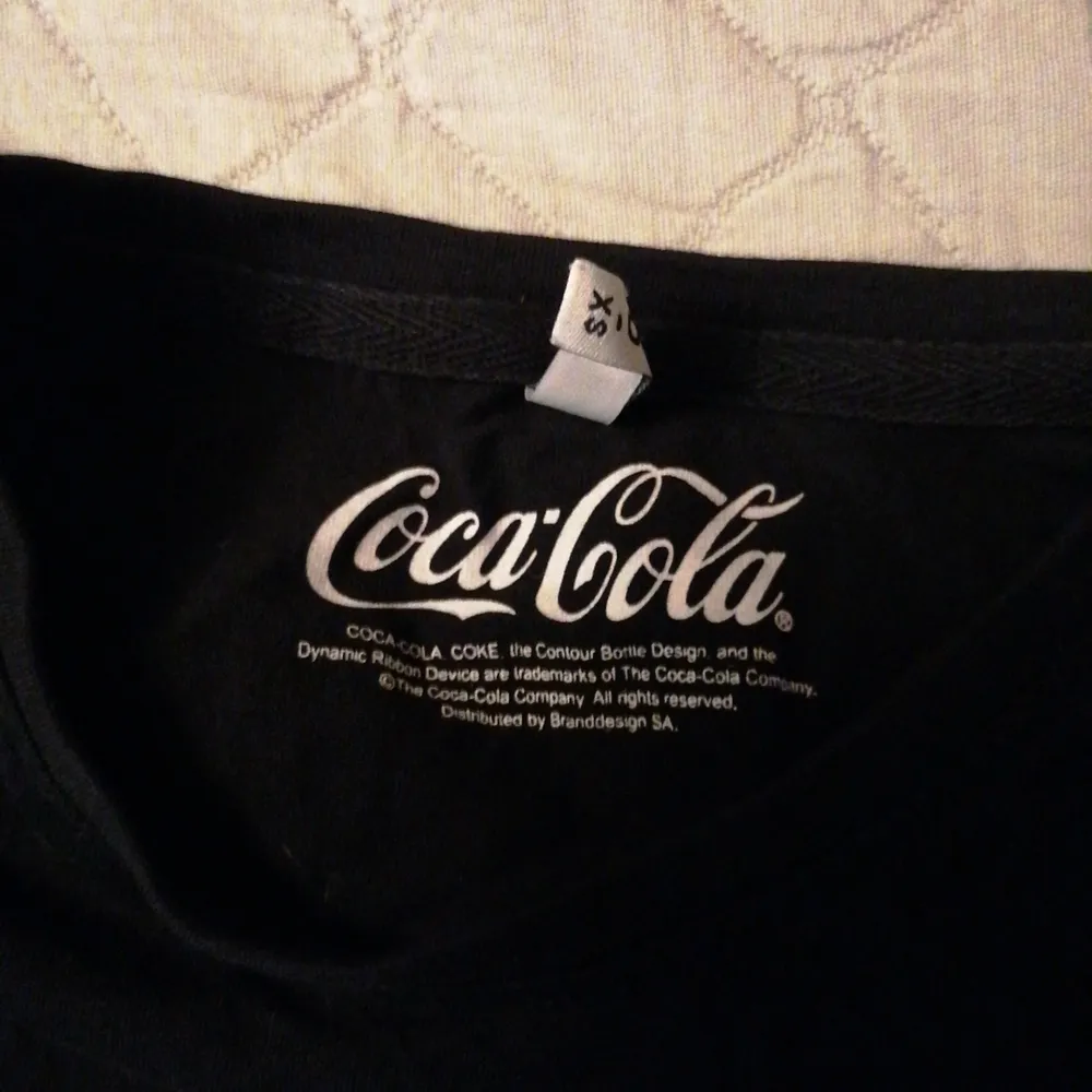 Sjukt cool t-shirt från Coca-Cola. Använt fåtal gånger så i gått chick. . T-shirts.