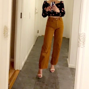 Snygga A-linjeformade byxor i nyskick. Ljusbrun/gul  - Storlek: XS / 34 