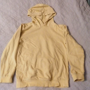 Cubus  - Gul hoodie från cubus. Underbar färg med dock en liten fläk på armen därmed det låga priset. 