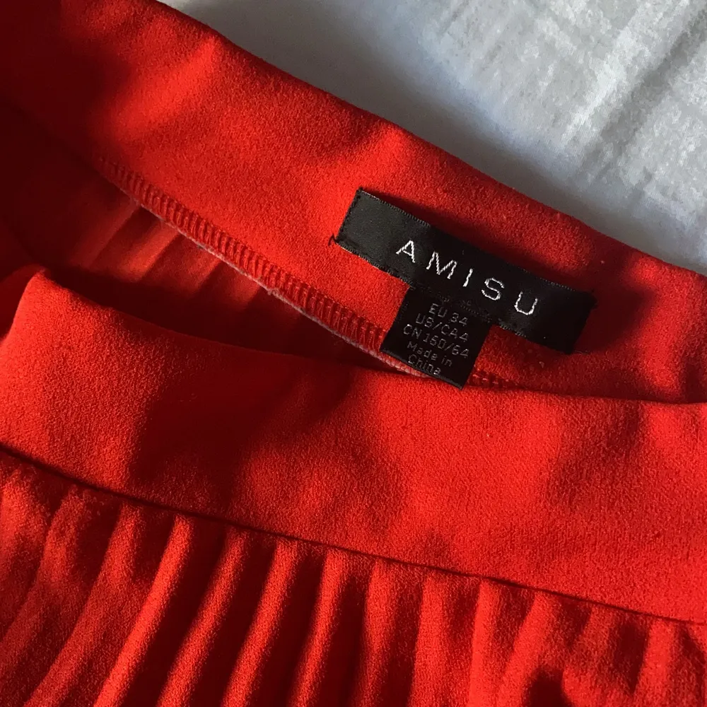 Röd plisserad kjol i stl 34, köpt på här på Plick. Så himla fin men var tyvärr förliten på mig :( Obs; första bilden är lånad från den förra säljaren ❤️ . Kjolar.