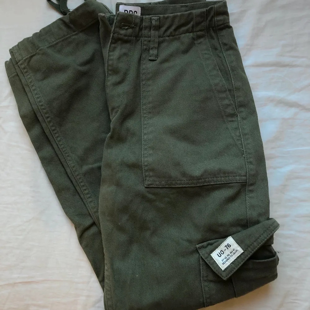 Militärgröna byxor från urban outfitters med rak passform, storlek xs och är endast testade! Priset är inklusive frakt. Jeans & Byxor.