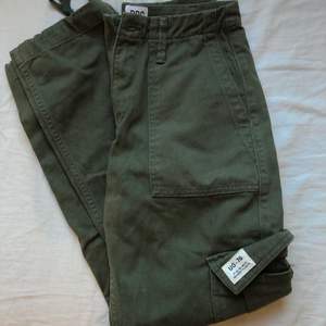 Militärgröna byxor från urban outfitters med rak passform, storlek xs och är endast testade! Priset är inklusive frakt