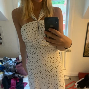 Prickig klänning strl s - Säljer denna snygga klänning som är köpt i usa💓💓💓strl s FÖRST TILL KVARN 