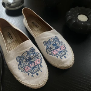 Kenzo espadrilles  - Vita Kenzo espadrilles, använda en skolavslutning så väldigt bra skick! Köpa för ca 1 500kr. Stl 38 men mer som 37