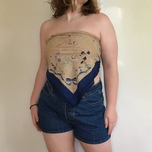 Scarf top - Beige och blå scarf som passar perfekt som en topp. 💙 Skulle säga att den passar från XS till M. 🦋 Jag bär ofta M för referens. 