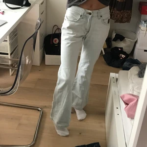 Lågmidjade Crocker Jeans  - Lågmidjade lite utsvängda crocker jeans🤩 W26 L30!! Superfint skick! Kan hämtas i slussen eller postas!