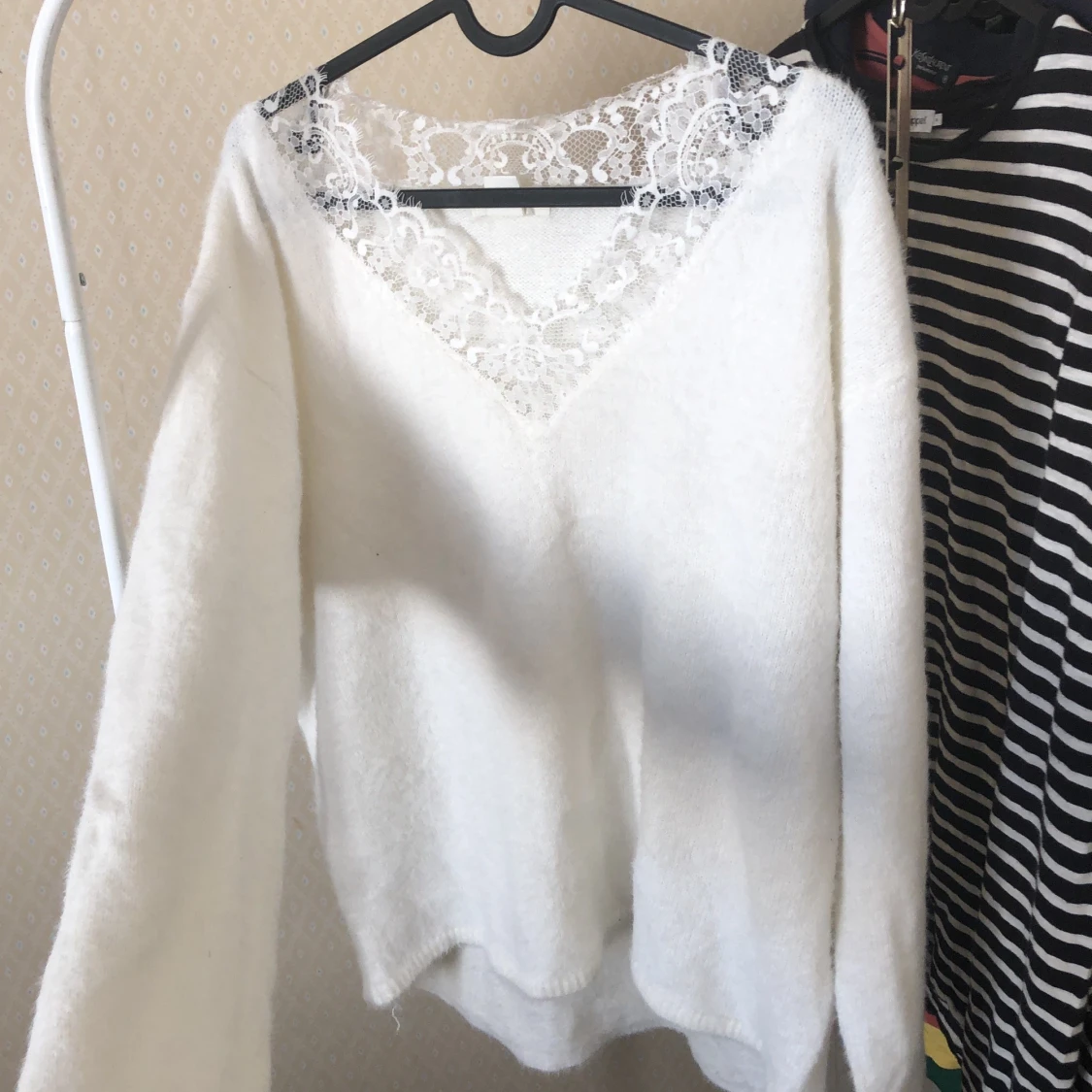 Stickad tröja med spets