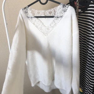 Stickad tröja med spets - Fin stickad tröja med spetsdetalj. Köparen står för frakt.