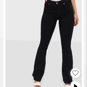Dr denim jeans bootcut S - Svarta utsvängda jeans från dr denim köpta på salt i storlek s sparsamt använda 