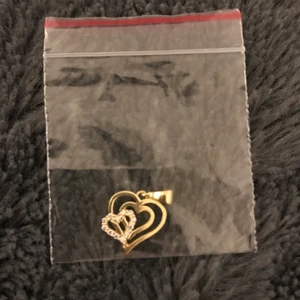 Berlock för ett halsband  - Sterling silver 925. Köpte denna på chanti för någon månad sedan. Kom tyvärr inte till användning, den är helt ny i den lilla plastpåsen som den blev köpt i! Kan både mötas upp och frakta!! Hör av dig vid intresse! ❤️🥰