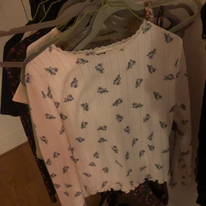 Blommig tröja🌸 - Nästan helt oanvänd blommig tröja köpt från ASOS🌸 storlek M, skriv för mer bilder eller frågor!! 