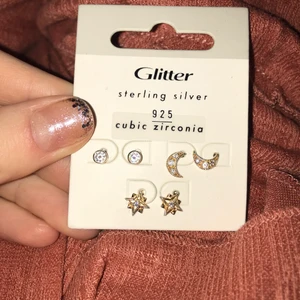 Glitter helt nya  - Säljer mina nya örhängen från glitter, helt oanvända! Har fått dessa på min födelsedag, kommer inte använde de. Säljs för 150kr nypris 250kr! Kan skicka men även mötas upp inom Stockholm! ❤️🥰
