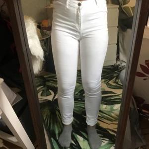 Molly Jeans från Ginatricot  - Vita Skinny jeans från Ginatricot! Inga problem med de men de kommer inte till användning och därför säljs de:) Köparen står för frakt 