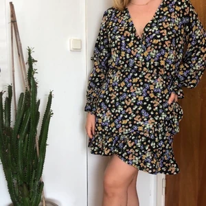 Bikbok - Somrig omlottklänning med blommigt tyg. Perfekt för midsommar eller bara sommaren. Vid snabb affär kan jag posta innan ons så den borde hinna komma till midsommar. 💕 