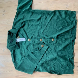 Skjorta - Grön supersnygg oversized skjorta! Skitfräck till ett par jeans. Stl 36 men passar över 38! 