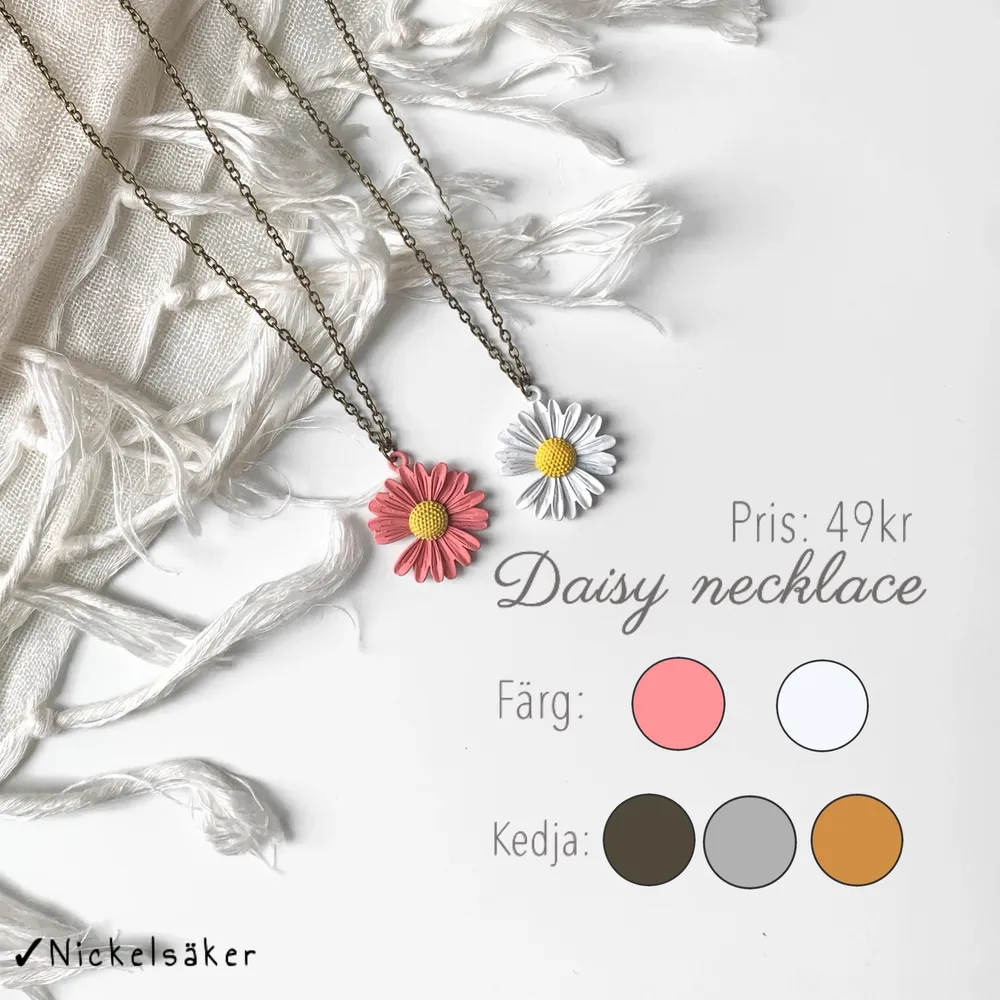 🌸 Daisy necklace 🌸 Ett halsband som går att anpassa till din stil genom att välja färg på blomman och kedjan🤩(Se bild tre). Längd: 43-47 cm reglerbar⛓ Finns i begränsat antal💫 Beställ ett till midsommar🦋☀️. Accessoarer.