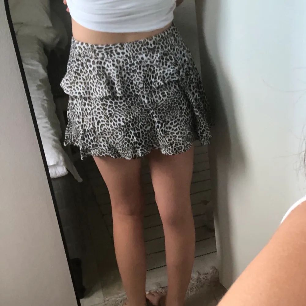 Jättesöt leopard volangkjol från zara. Den har även inbyggda shorts under som gör den mer bekväm och man slipper oroa sig för att visa allt, visas på bild 3. Jag är 167 och så som den ser ut på bilderna sitter den på mig.  Den är lite skrynklig på bilderna. Kom privat för frågor. . Kjolar.