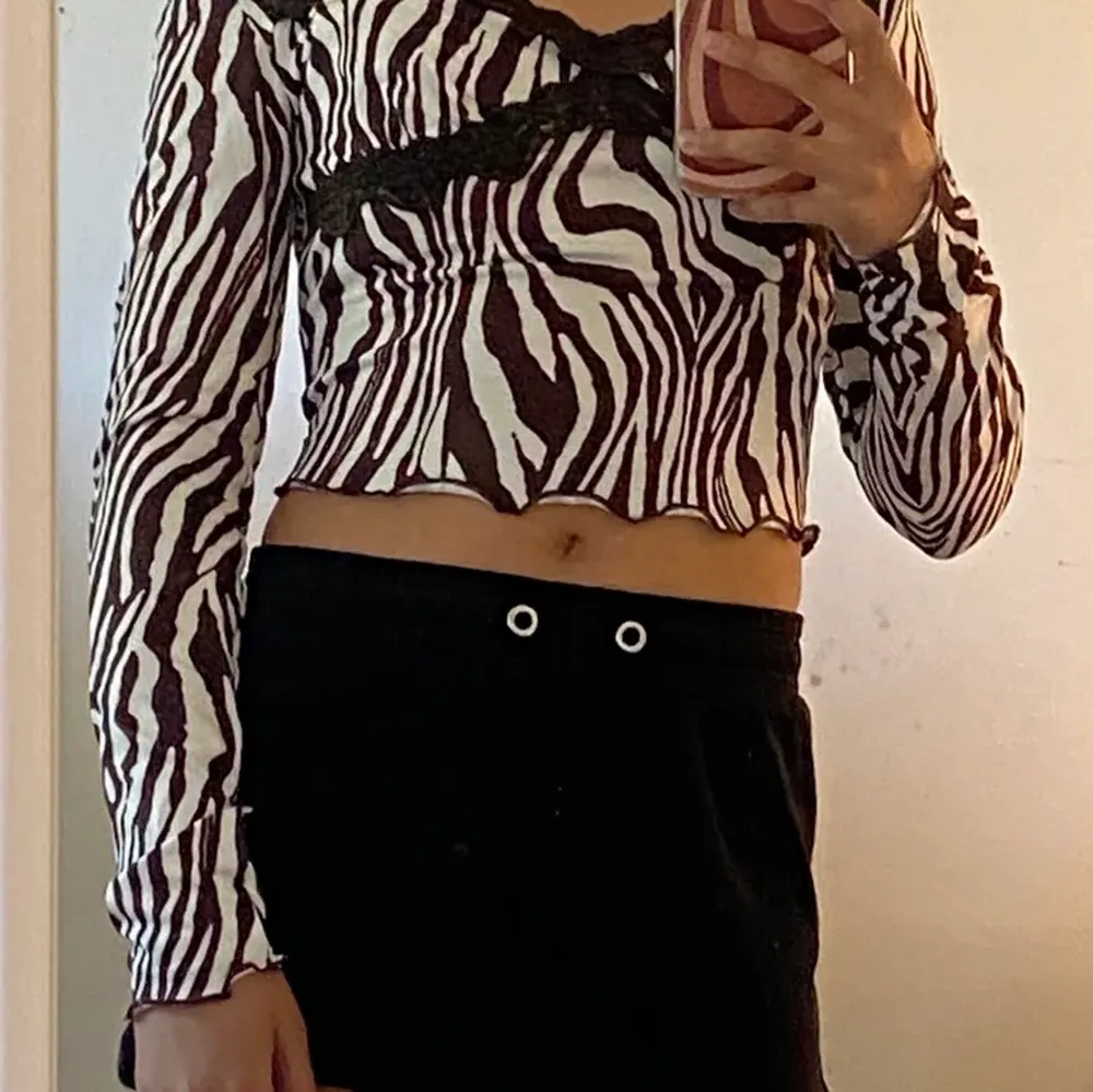 Zebra mönstrad tröja från Shein💕 St XS. Köptes på Plick men säljer för att säljaren skrev att det var storlek s men är egentligen storlek XS. Jättefin och väldigt bra material. Första två bilder är lånade av säljaren jag köpte av men sista bilden är min.💖💖. Toppar.