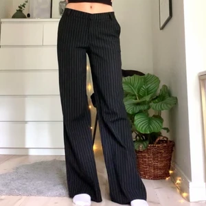 Randiga byxor - Snygga raka/utsvängda lågmidjade kostymbyxor som är svarta och randiga, köpt secondhand och kommer tyvärr inte till användning hos mig! Jag är 173 cm och byxornas innerbenslängd är ca 83 cm💞