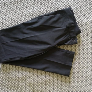 Golfbyxor  - Golfbyxor från Nike. Aldrig använda då de tyvärr är för små. Skönt material som andas och stöter bort väta, perfekt för alla golfturer 