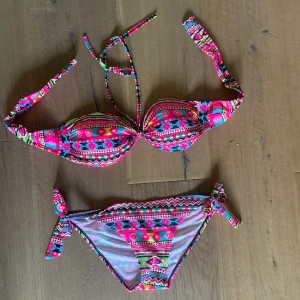Bikini - Bikini i nyskick. Storlek står inte, men skulle säga säga runt S kanske. Man kan ha den som bandeau bikini eller knyta med band runt halsen. 40kr + frakt
