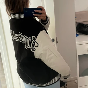 Varstity jacka - Oversized varsity jacka <3 bud på 580 