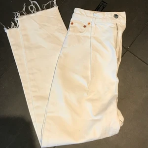 Mom jeans, 36 - Vita mom jeans från Zara i storlek 36. Nyskick och köparen står för frakt.