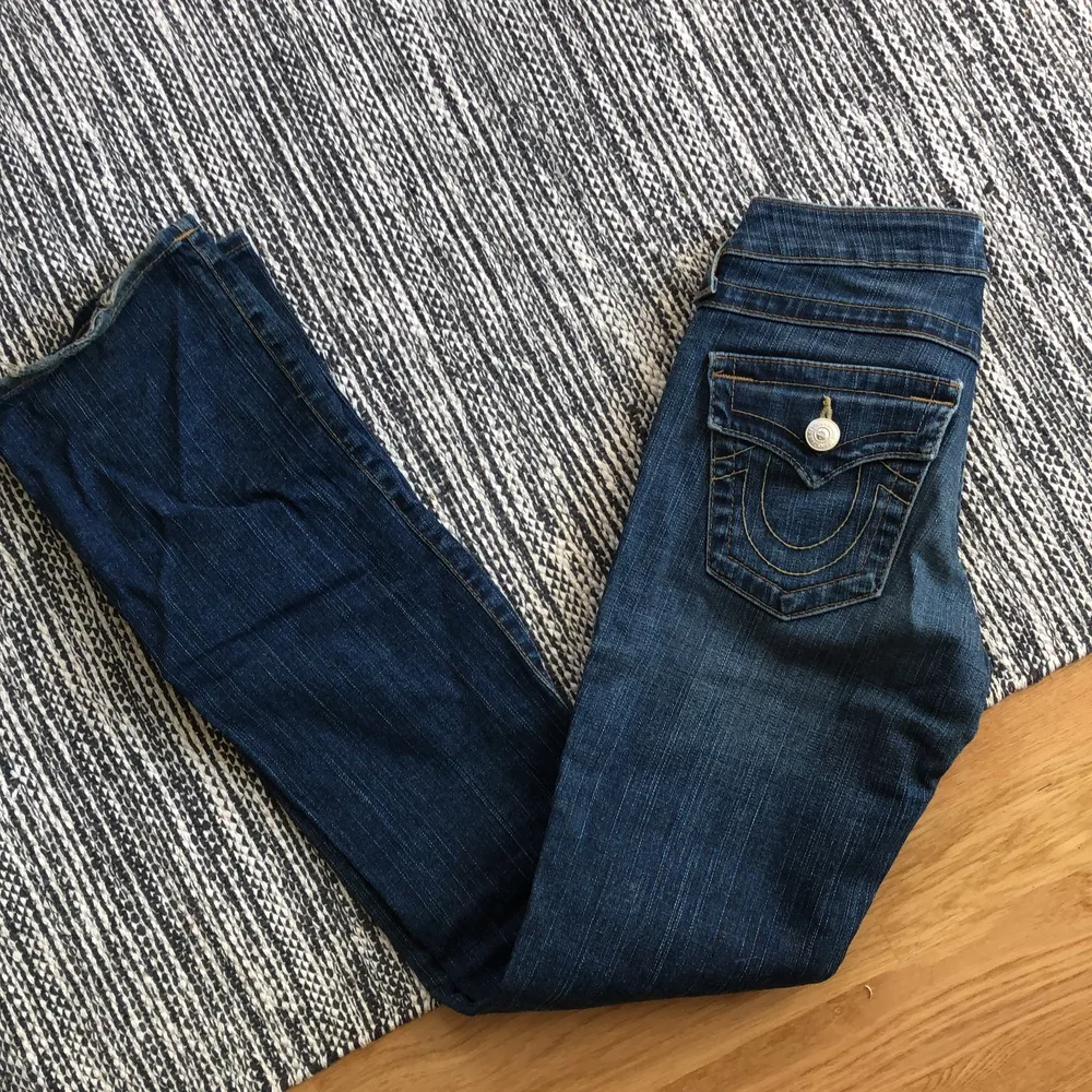 Supersnygga bootcut jeans från true religion. Modell: Becky. Kan mötas i stockholm annars står köpare för frakt.. Jeans & Byxor.