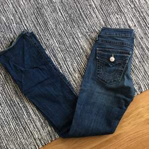 Supersnygga bootcut jeans från true religion. Modell: Becky. Kan mötas i stockholm annars står köpare för frakt.