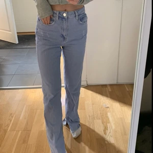 Zara jeans  - Ljusblåa jeans från zara med slits! Säljer då jag har liknande 💕💕 frakt tillkommer 
