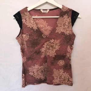 Fairycore topp - Underbar fairycore topp med rosor på och spetsdetaljer på axlarna. Gott skick, defektfri. Köpare står för frakt. Rouched vid brösten. 