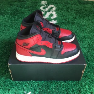 Air jordan 1 mid banned 2020 (GS) - Size US 6,5Y = EU 39. Condition 8,5/10. All og + receipt. 1000 sek / 100 €. Buyer pays the shipping cost. For more information please go visit @xhibitshop on instagram.