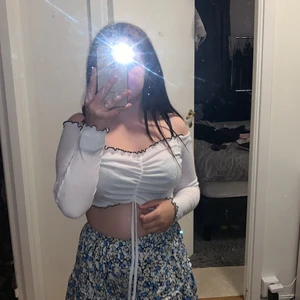 Boohoo - En vit tröja men lite draget i mitten 