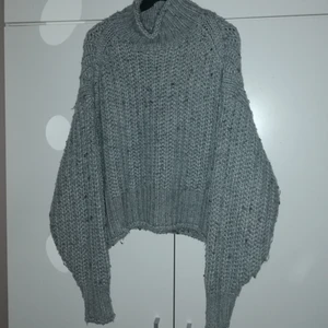Stickad tröja XS - Säljer denna jätte fina tröjan eftersom jag behöver pengar för tillfället. Storlek XS köpt från HM. Har inte använt den så mycket. den har mest legat i min garderob hela tiden i ungefär 2 års tid vilket betyder att den är ganska bra skick. 