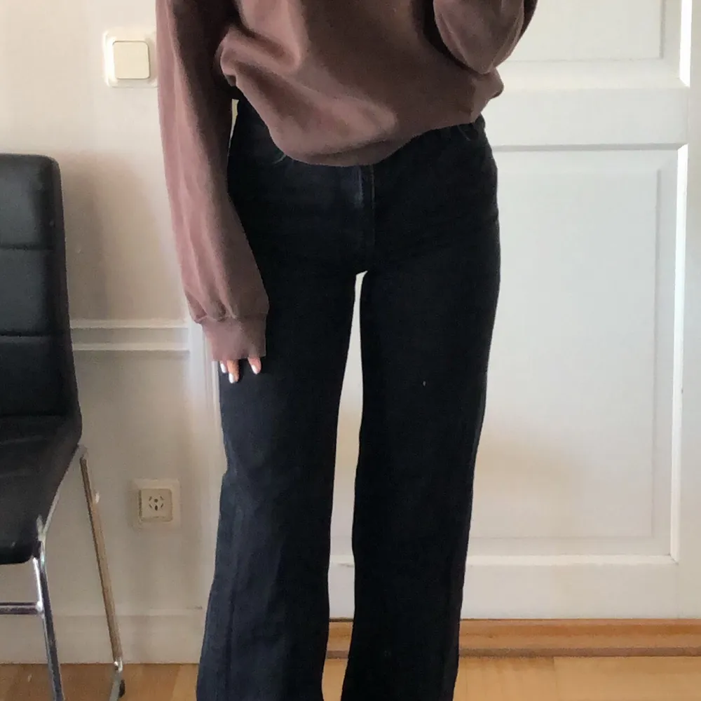 Säljer dessa svarta wideleg jeans från Monki i stolek S eftersom att dom är lite för små för mig! Fint skick, snålt använda. Jeans & Byxor.