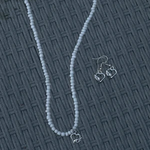 HEART NECKLACE/EAR RINGS - Vitt pärlhalsband med berlock samt silvriga örhängen med samma berlock. Går att köpa tillsammans för 99kr eller enskilt.                                                                               Halsband: 79kr Örhängen: 49kr.                                   Instagram: Bybutterflyparalyzed
