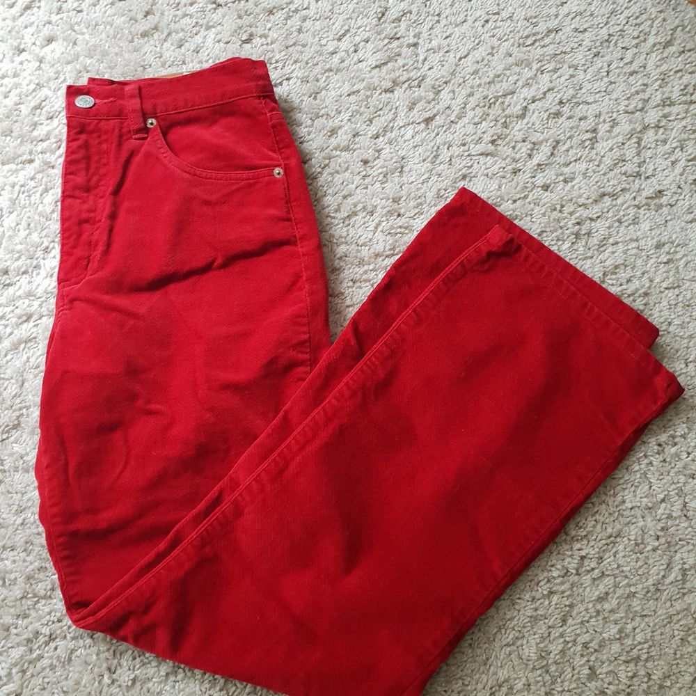 Asballa brallor i fin röd färg med en liten flare på benen. Är köpta second hand. Inga defekter . Jeans & Byxor.