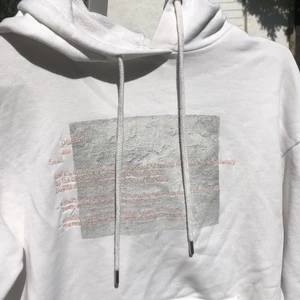 Hoodie NA-KD - En fin hoodie från NA-KD. Har en liten fläck på sig som inte gått bort i tvätten. Inte testat med fläckborttagningsmedel eller liknande dock. Kom med ett bud! I fint skick då den knappt är använd. 🤍