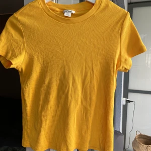 T-shirt - Gul t-shirt från Monki. Använd ett fåtal gånger. Storlek M. Köparen står för frakt.