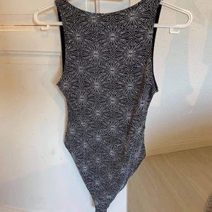 body suit - Säljer denna oanvända body suit ifrån h&m med prislapp kvar. Inte kommit till användning så därav säljer jag den. Storlek S men kan även passa större med då den är stretchig.💗