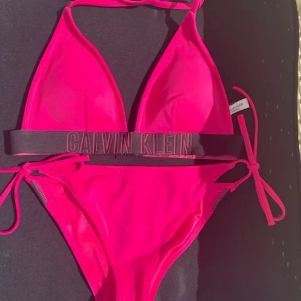 Sjukt fin bikini i en koral/rosa färg från Calvin Klein. . Övrigt.