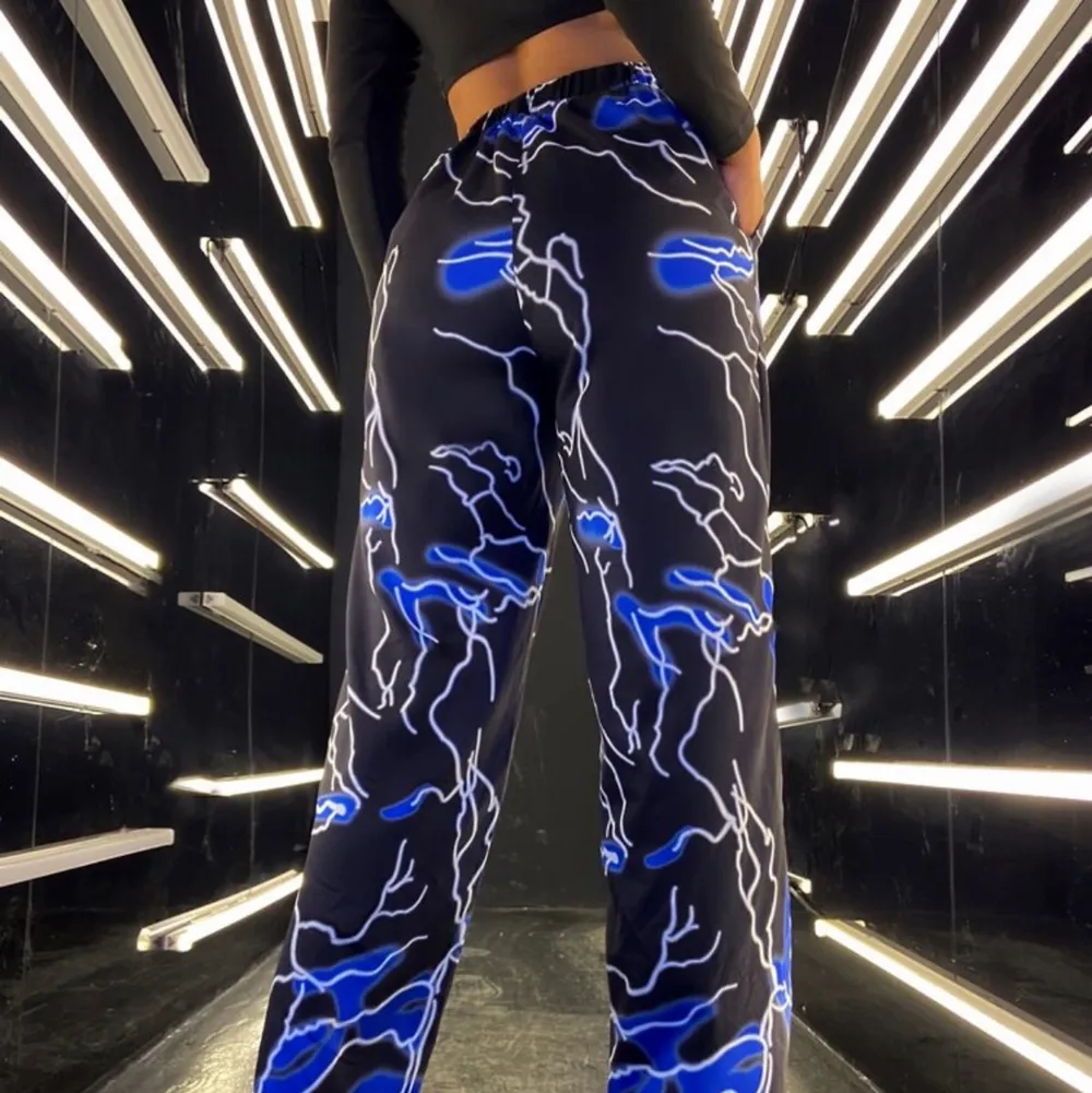 Dessa as coola blixt byxorna, frakten kostar 49kr✨. Jeans & Byxor.