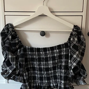 Rutig topp - Snygg rutig topp köpt på bikbok som inte kommer till användning, lite grillad med puffiga ärmar, jag kan mötas upp i Eskilstuna annars står köparen för frakten ❤️🌟