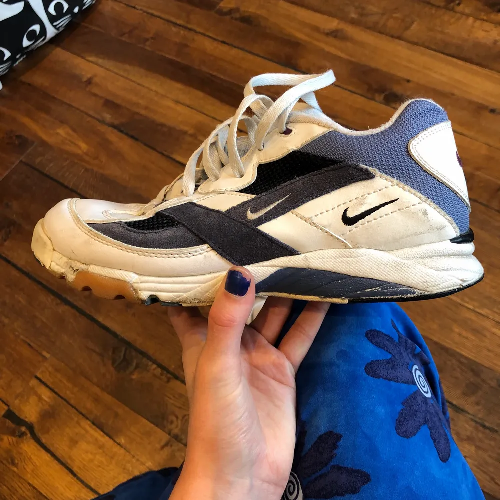 Såå coola retro Nike sneakers köpta second hand. Hade använt varje dag om de inte vore för små! Bra skick även om de är smått slitna på sina ställen. US 9 UK 6.5 CM 26. Frakt ingår, kan även mötas upp i Göteborg. Skor.