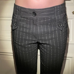 Kostymbyxor  - Jätte fina lågmidjade kostymbyxor med fina knappar och detaljer. Skulle rekommendera för någon runt 160-170cm 