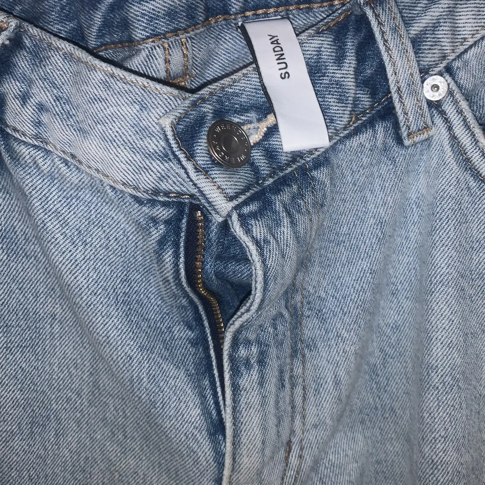 Weekday jeans, model Sunday 🤑 dom är straight leg’d men ändå liite åt skinnyjeans hållet . Jeans & Byxor.