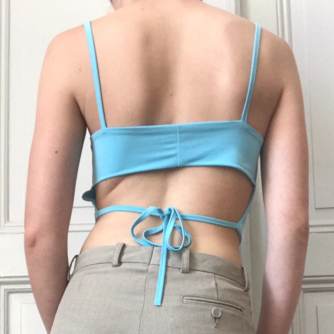 Ljusblå topp med öppen rygg - 90